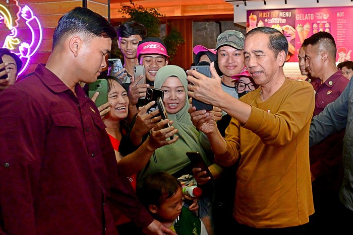 Presiden Jokowi Nikmati Mi Pedas saat Minggu Malam di Semarang.