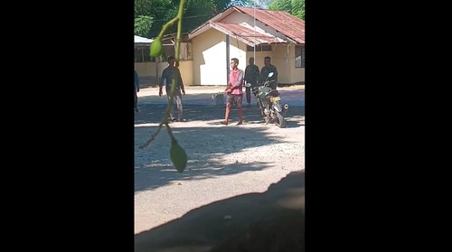 Pria mabuk di Polsek Sape, Kabupaten Bima, NTB, Senin (17/6/2024). (Tangkapan layar video akun Facebook Firmankreatif Jayaabadi)