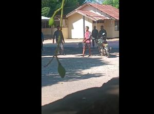 Heboh Pria Bawa Parang Kejar Polisi di Polsek Sape Bima