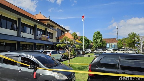 Puluhan mobil bodong untuk transportasi wisata di Nusa Penida disita polisi dan terparkir di halaman Mapolres Klungkung. (I Putu Budikrista Artawan/detikBali)