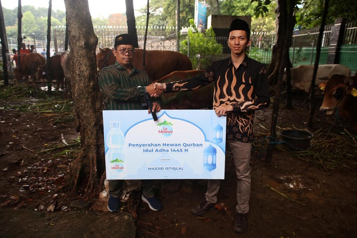 Rayakan Idul Adha, Le Minerale Serahkan 1 Sapi Limosin ke Masjid Istiqlal