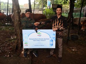 Rayakan Idul Adha, Le Minerale Serahkan 1 Sapi Limosin ke Masjid Istiqlal
