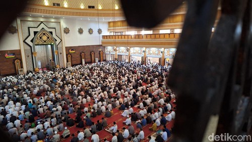 Ribuan jemaah memadati lokasi pelaksanaan salat Idul Adha 1445 Hijriah di Masjid Raya Hubbul Wathan Islamic Center Nusa Tenggara Barat (NTB), Senin (17/6/2024). (Nathea Citra/detikBali)