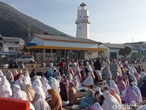 Ribuan Warga Ikuti Salat Idul Adha di Pelabuhan Laut Larantuka
