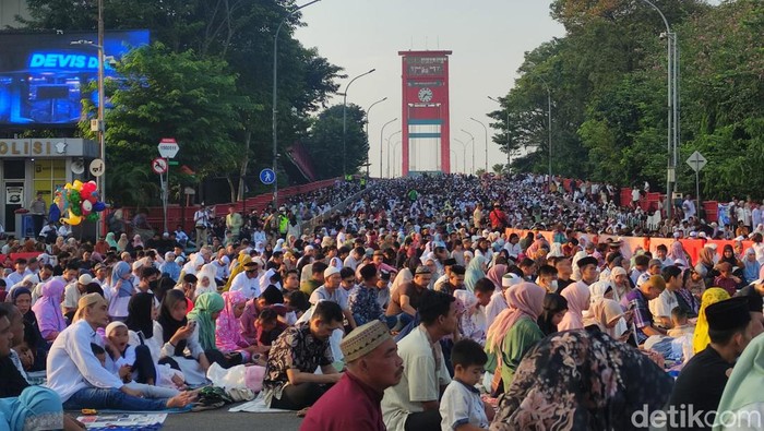 Ribuan warga Salat Idul Adha di Masjid Agung Palembang.