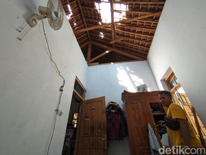 Rumah Warga Ponorogo Rusak gegara Kejatuhan Petasan Jumbo