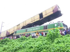 Penampakan Tabrakan Kereta di India, 13 Tewas