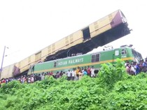 Saksi dan Korban Selamat Cerita Kengerian Tabrakan Kereta di India