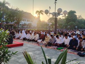 Walkot Eri Salat Id Bareng Ribuan Warga di Balai Kota Surabaya