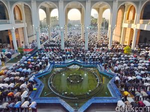 Ribuan Jemaah Khusyuk Laksanakan Salat Id di Masjid Al-Akbar Surabaya