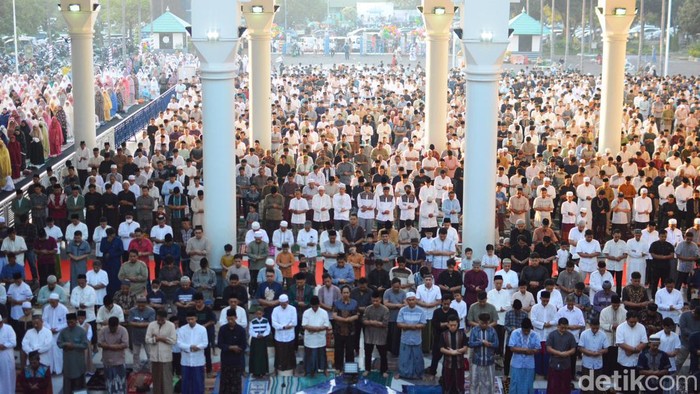 Salat Id Masjid Al-Akbar Surabaya