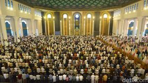 Masjid Al-Akbar Surabaya Disesaki Puluhan Ribu Jemaah Salat Id