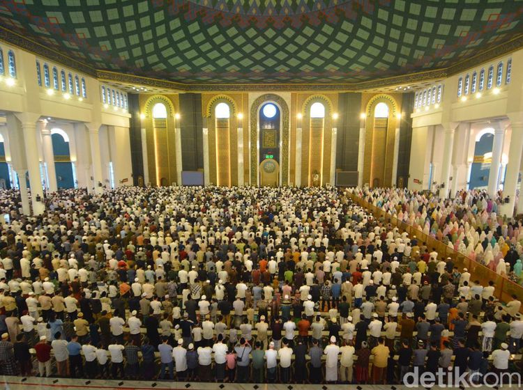 Masjid Al-Akbar Surabaya Disesaki Puluhan Ribu Jemaah Salat Id