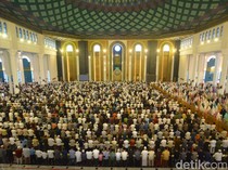Masjid Al-Akbar Surabaya Disesaki Puluhan Ribu Jemaah Salat Id