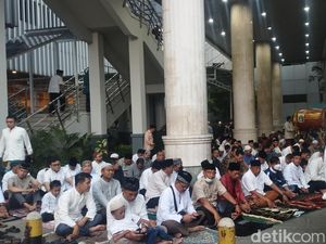 Heru Budi Laksanakan Salat Idul Adha di Balai Kota bersama Jajarannya