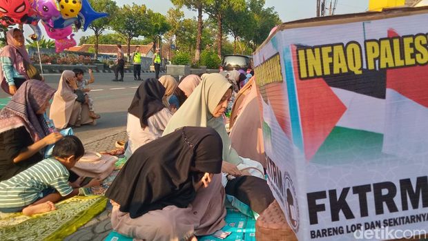Salat Idul Adha dan salat gaib di taman lampion Kota Klaten, Senin (17/6/2024).