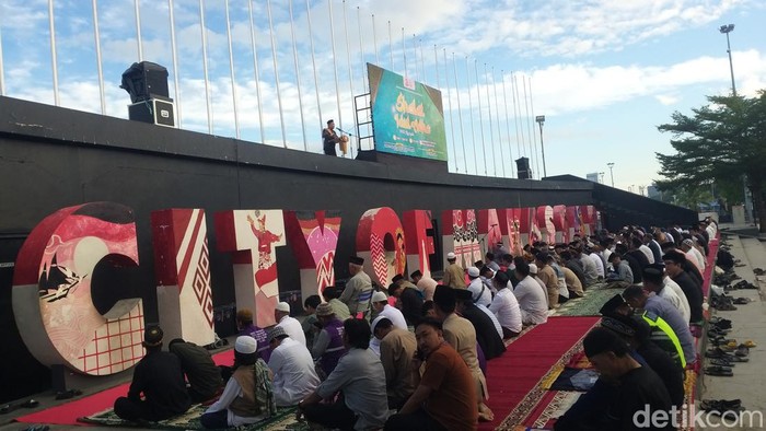 Salat Idul Adha di Pantai Losari, Makassar, Sulsel.