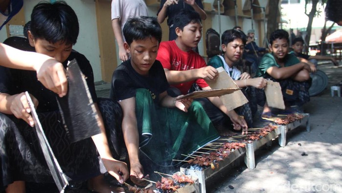 Santri Ponpes Tebuireng Jombang nyate massal.