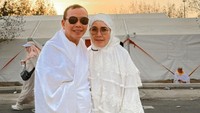 Ayah dan ibu Ayu Ting Ting sudah berada di Makkah sejak beberapa bulan lalu guna menjalankan ibadah umrah. Kemudian perjalanan mereka dilanjutkan dengan menunaikan ibadah haji. Foto: dok. Instagram