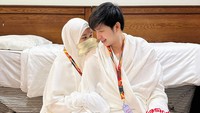 Pendakwah Dennis Lim menunaikan ibadah haji bersama dengan istrinya, Yunda Faisyah. Foto: dok. Instagram