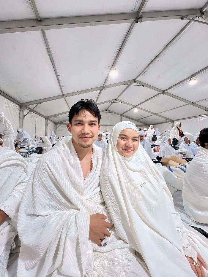 Selebritas Berhaji Deretan selebritas naik haji bareng pasangan.