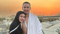 Habib Usman bin Yahya dan Kartika Putri saat berada di Arafah.  Foto: dok. Instagram