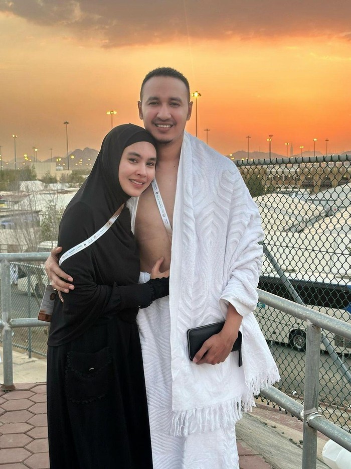 Selebritas Berhaji Deretan selebritas naik haji bareng pasangan.