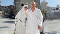 Tommy Kurniawan membawa istrinya, Lisya Nurahmi menunaikan ibadah haji bersama tahun ini. Tommy Kurniawan memilih memangkas habis rambutnya saat tahalul. Foto: dok. Instagram