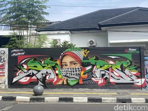 Cara Afan dan Azhar Bela Palestina Lewat Seni Graffiti