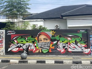 Cara Afan dan Azhar Bela Palestina Lewat Seni Graffiti