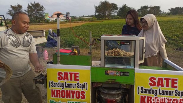 Sertu Sarijo saat berjualan sate kronyos di JJLS, tepatnya sekitar Jembatan Kretek II, Kretek, Bantul, Senin (17/6/2024).