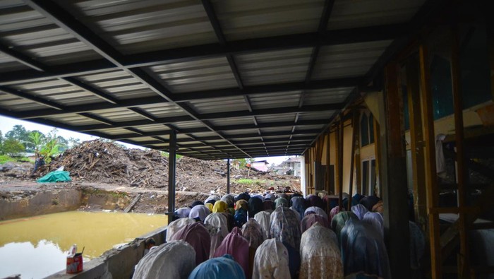 Shalat Idul Adha di lokasi banjir bandang lahar dingin Marapi Foto udara sejumlah jamaah tiba untuk melaksanakan shalat Idul Adha di Mushalla Annur Kasiak, Simpang Bukik, Nagari Bukik Batabuah, Agam, Sumatera Barat, Senin (17/6/2024). Mushala yang juga disebut Surau Kasiak yang selamat saat banjir bandang lahar dingin Marapi sebulan lalu itu menjadi tempat pelaksanaan shalat Idul Adha 1445 H bagi warga setempat. ANTARA FOTO/Iggoy el Fitra/aww.