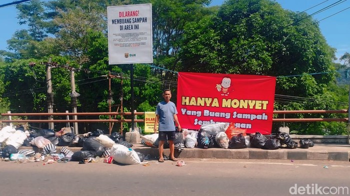 Spanduk larangan buang sampah sembarangan.