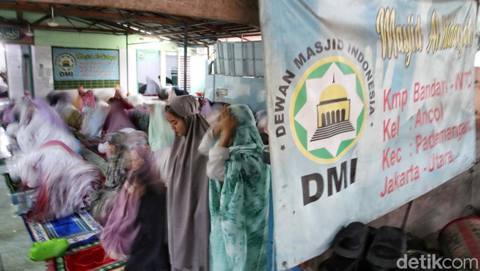 Suasana Idul Adha di Kampung Bandan Sejumlah warga melaksanakan ibadah salat Idul Adha di samping Stasiun Kampung Bandan , Masjid Al Hidayah, Ancol, Jakarta Utara, Senin (17/6/2024). Begini suasananya.