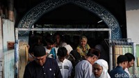 Sementara, disebut Idul Qurban juga karena umat Islam meneladani kisah Nabi Ibrahim AS yang diperintahkan oleh Allah SWT untuk mengorbankan anaknya sendiri, yaitu Nabi Ismail AS.