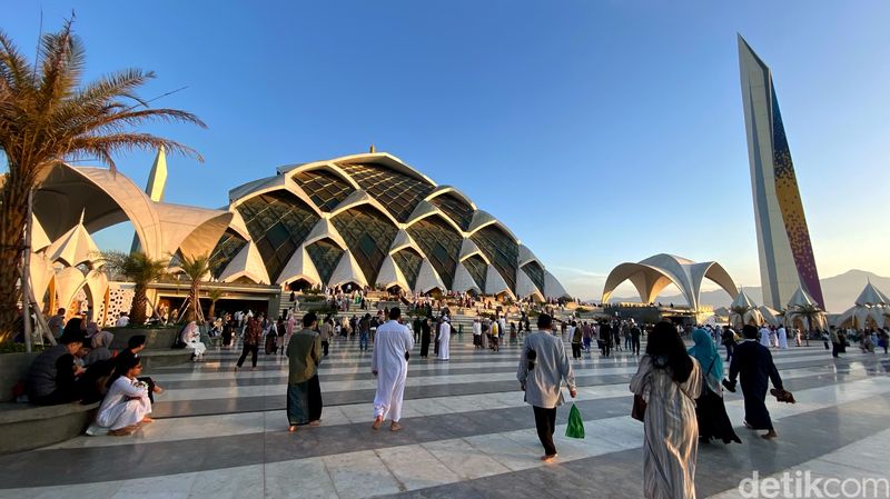 Suasana Masjid Raya Al Jabbar saat salat Idul Adha