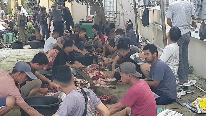 Suasana pemotongan hewan kurban di Masjid Taqwa Palembang.