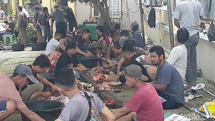 Suasana pemotongan hewan kurban di Masjid Taqwa Palembang.