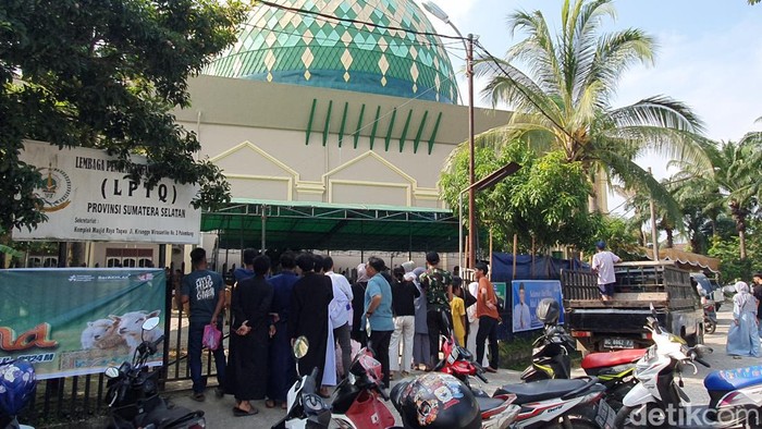 Suasana pemotongan si Bule sapi kurban miik Presiden Jokowi.