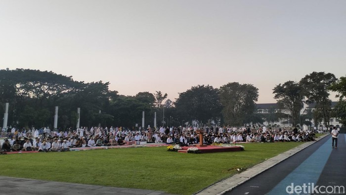 Suasana salat Idul Adha di Lapangan Gasibu Bandung