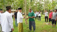 Kapolda Sumut Irjen Pol Agung Setya Imam Effendi menyerahkan hewan kurban untuk disembelih. Foto Dokumen Humas Polda Sumut