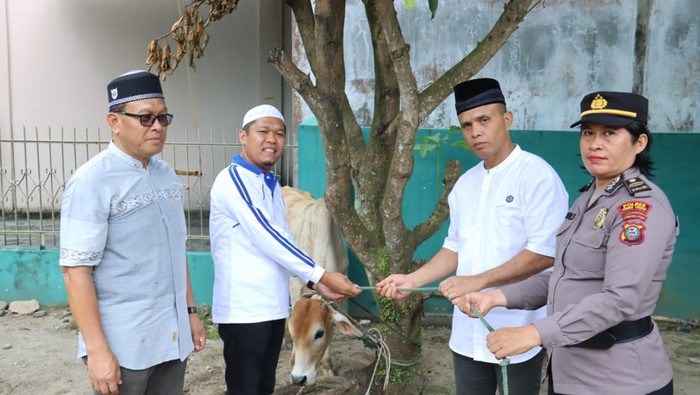 Sekretaris MUI Tebing Tinggi menerima hewan kurban dari personel Polres Tebing Tinggi. Dokumen Polres Tebing Tinggi.