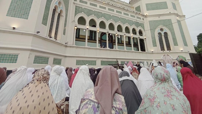 Suasana Salat Idul Adha di Masjid Raya Al-Mashun Medan. Foto: Aisyah Luthfi Munthe/detik.com