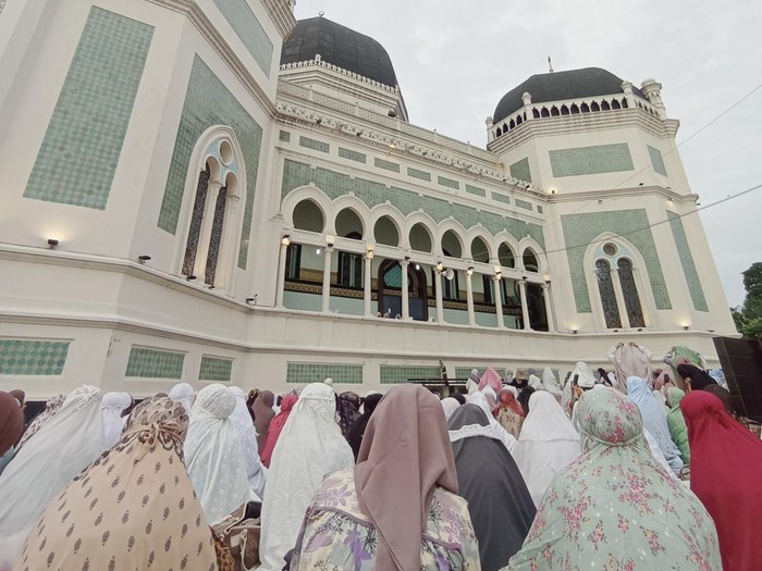 Suasana Salat Idul Adha di Masjid Raya Al-Mashun Medan. Foto: Aisyah Luthfi Munthe/detik.com