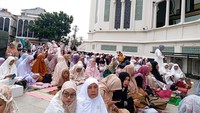 Warga mengambil tempat untuk mengikuti salat idul adha. Foto: Aisyah Luthfi Munthe/detik.com