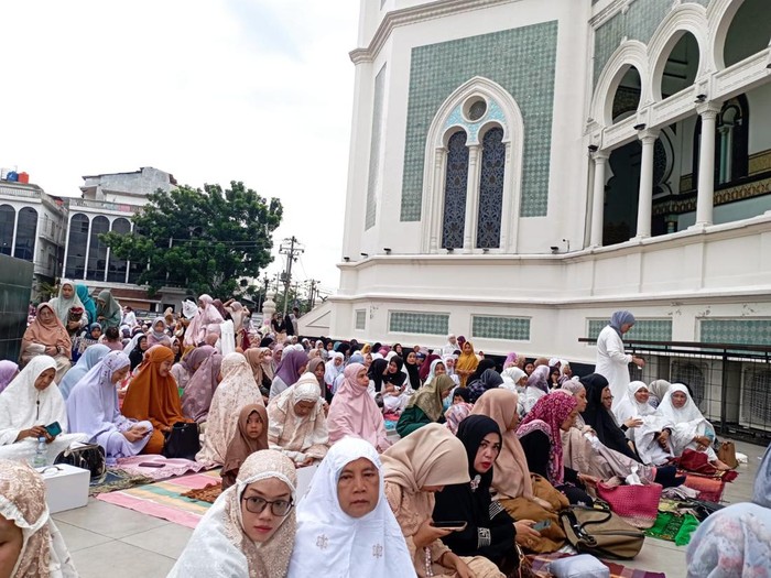 Warga mulai mengambil tempat untuk mengikuti salat idul adha. Foto: Aisyah Luthfi Munthe/detik.com