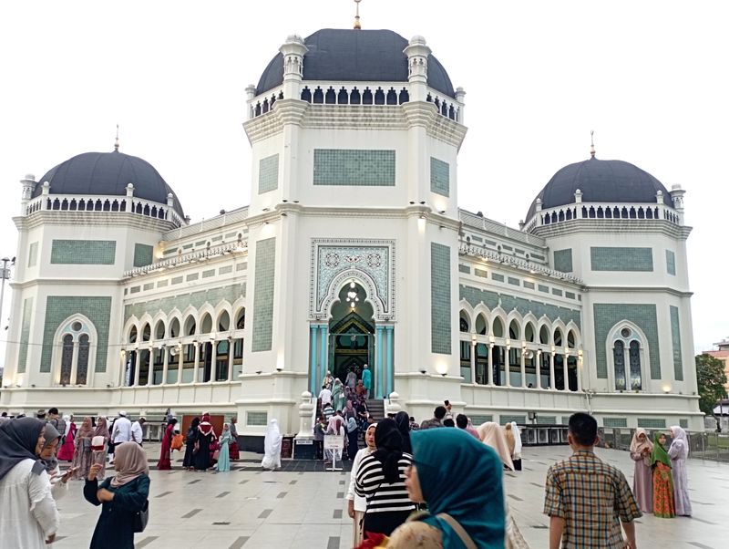 Bersilaturahmi disela sela acara salad idul adha di Masjid Raya Al-Mashun Medan