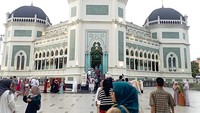 Bersilaturahmi disela sela acara salad idul adha di Masjid Raya Al-Mashun Medan. Foto: Aisyah Luthfi Munthe/detik.com
