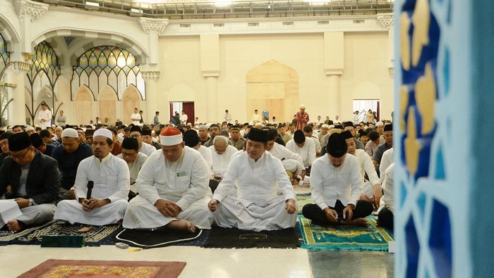 Pj Gubsu Hassanudin saat salat Idul Adha di Masjid Agung. Foto: Dok. Diskominfo Sumut