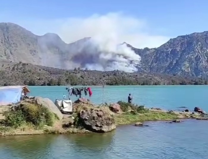 Tangkapan layar kepulan asap akibat kebakaran kawasan hutan Gunung Rinjani, tepat di bawah Pelawangan Aik Berik, Kecamatan Batukliang Utara, Lombok Tengah, NTB. (Foto: Istimewa)